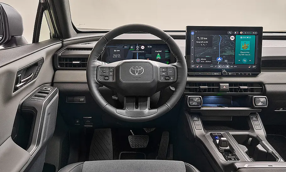 Das Cockpit des Toyota RAV4.