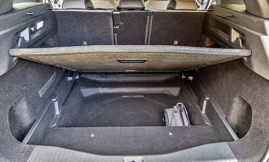 Blick in den Kofferraum des Opel Grandland. Das Detailbild zeigt Stauraum unter dem hochgeklappten Ladeboden des SUV.