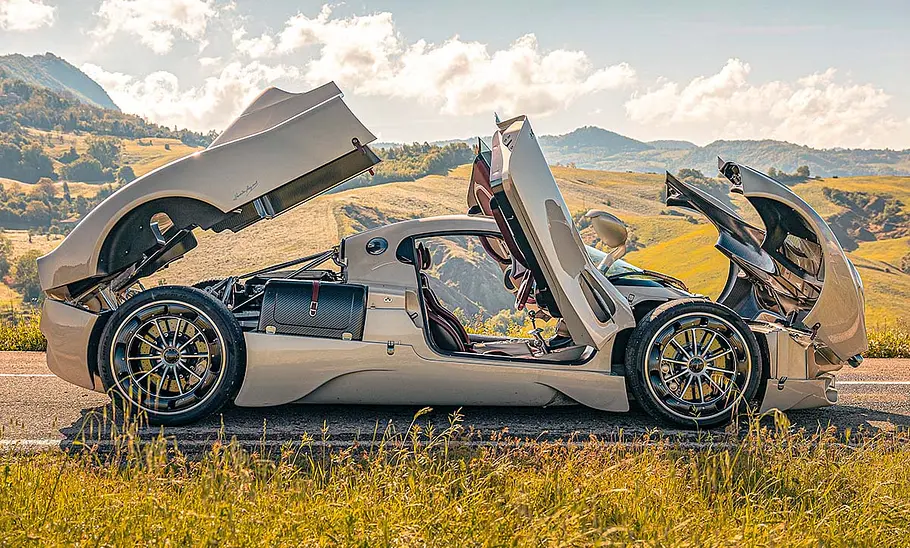 Pagani Utopia; statisch von der rechten Seite; Motorhaube, Kofferraumklappe und Türen geöffnet