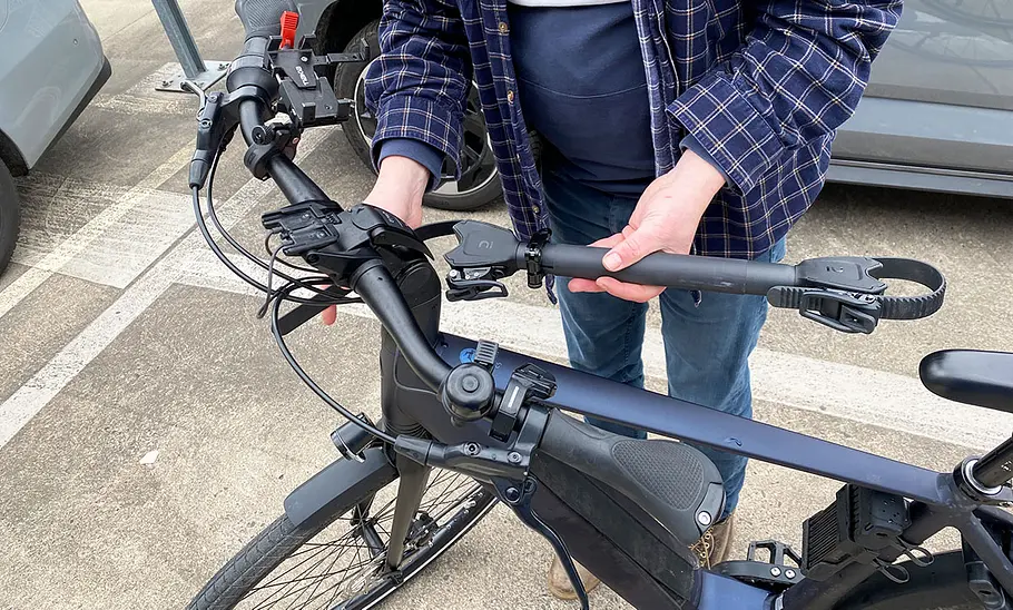 Test-Redakteur hält das Spanntragrohr am E-Bike fest.