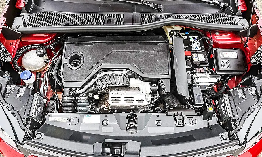 Peugeot 2008 Blick in den Motorraum des Peugeot 2008.