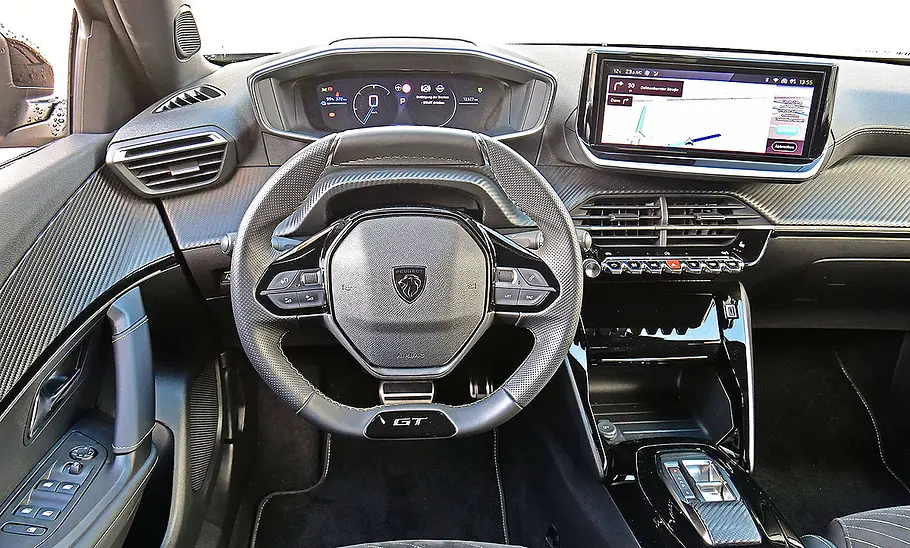 Blick auf die Armaturen im Innenraum des Peugeot E-2008.