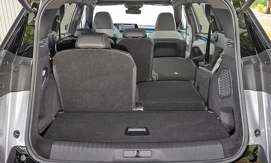 Peugeot E-5008 (2024) Peugeot E-5008 (2024): Ansicht durch den geöffneten Kofferraum in den Innenraum mit teilweise umgeklappten Sitzlehnen.