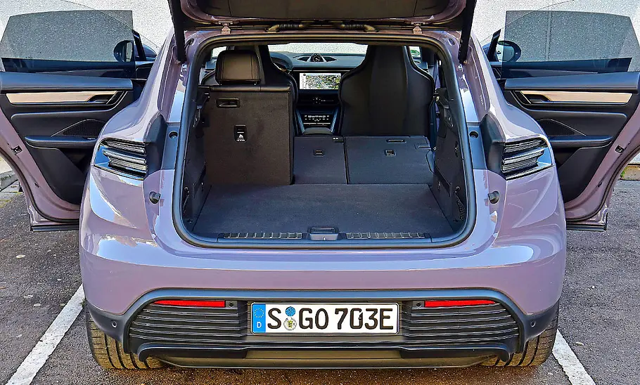 Porsche Macan Electric Blick in den Kofferraum des Porsche Macan Electric