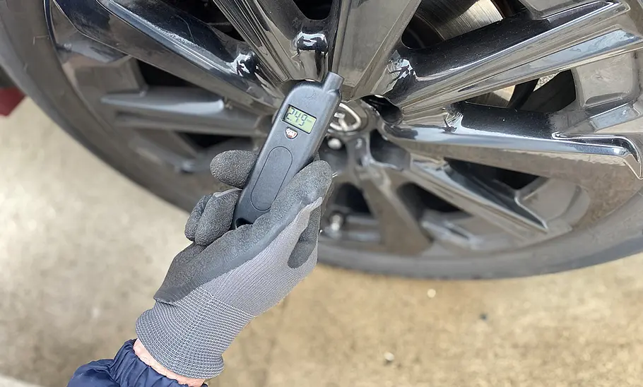 Welldoer Digital Tire Gauge im Test Testerhand mit Welldoer Digital Tire Gauge beim Prüfen des Reifendrucks, fotografiert von oben.