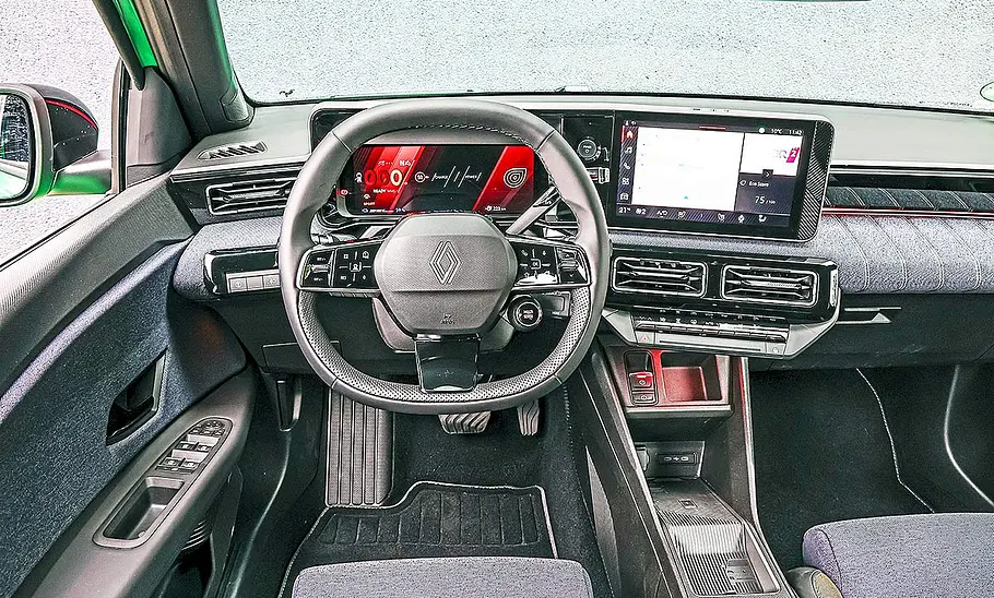 Blick auf die Armaturen im Innenraum des Renault 5.