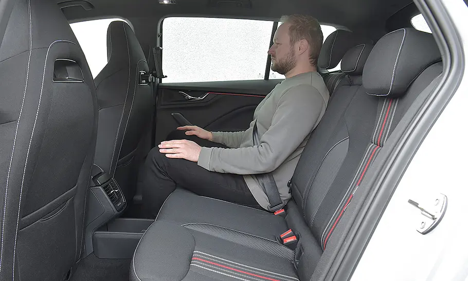Ein Mann sitzt im Fond des Skoda Kamiq.