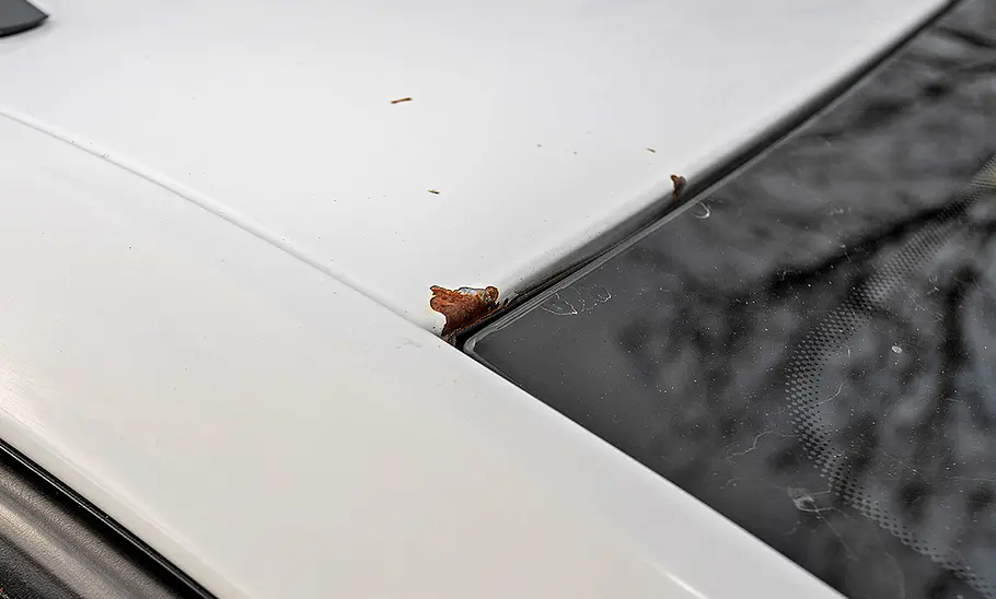Skoda Octavia (2013) Eine Roststelle oberhalb der Windschutzscheibe des Skoda Octavia (2013) in der Detailaufnahme.