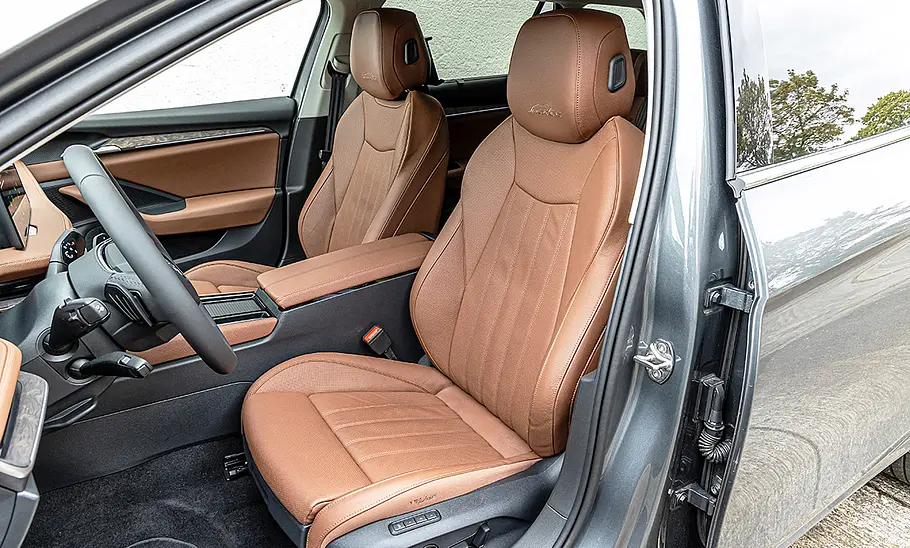 Skoda Superb Combi Die vorderen Sitze des Skoda Superb Combi.