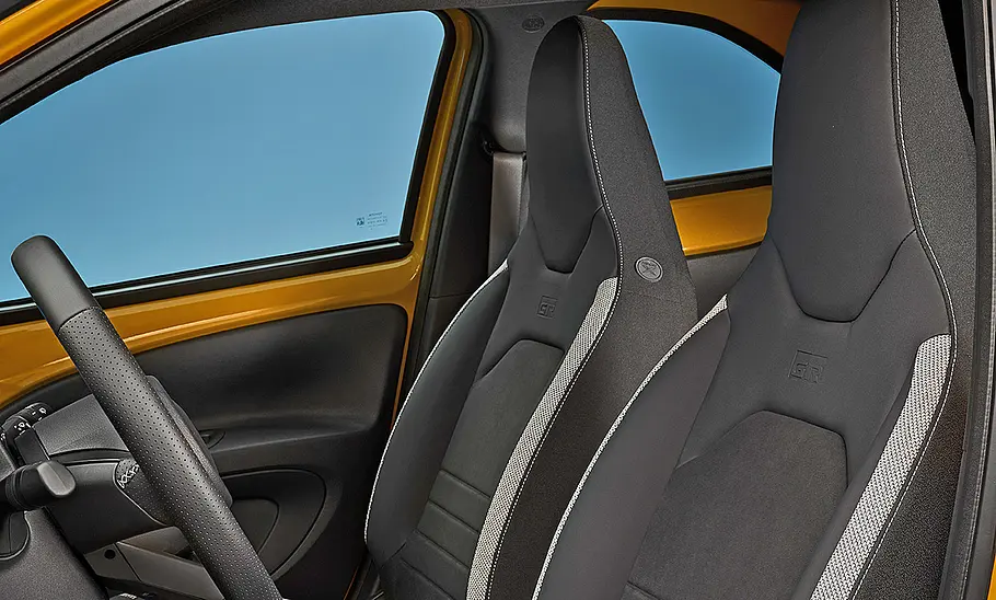 Vordersitze des Toyota Aygo X GR Sport Facelift (2025).