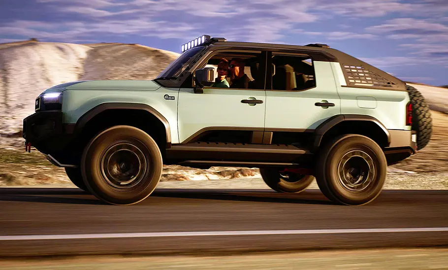 Der Toyota Land Cruiser ROX fahrend auf der Straße, von der Seite fotografiert.