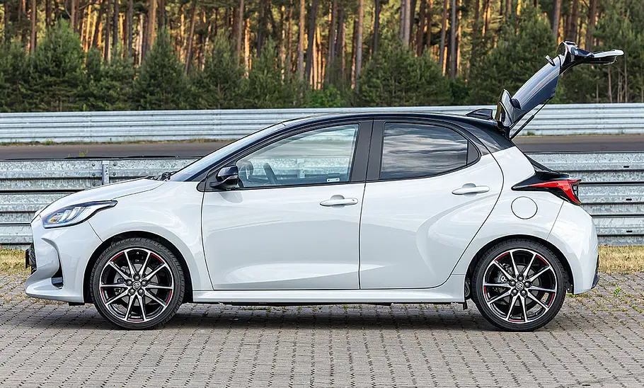 Der Toyota Yaris (2020) statisch und mit geöffneter Heckklappe von der linken Seite fotografiert