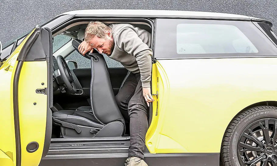 Blick auf die Seite des Mini Cooper E.