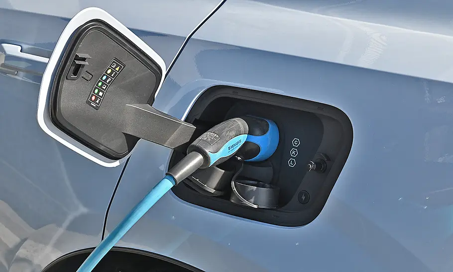 Ein Ladekabel steckt im Ladeanschluss des Volvo EX30 Single Motor Extended Range Ultra.
