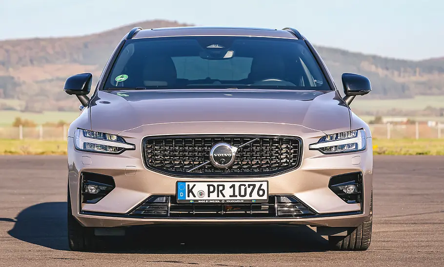 Der Volvo V60 (2018), statisch von vorne fotografiert.