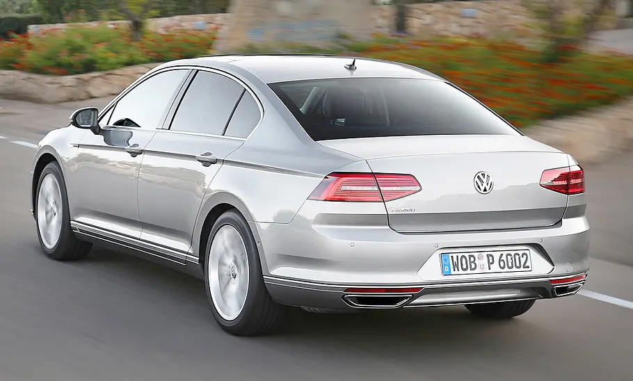 VW Passat (2014) VW Passat (2014); fahrend von hinten links