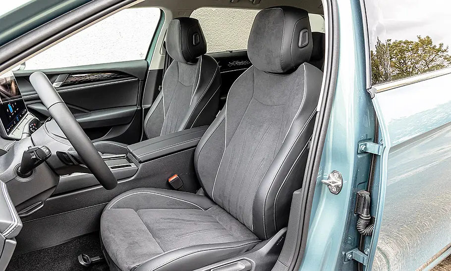 VW Passat Die vorderen Sitze des VW Passat, durch die Fahrertür fotografiert.