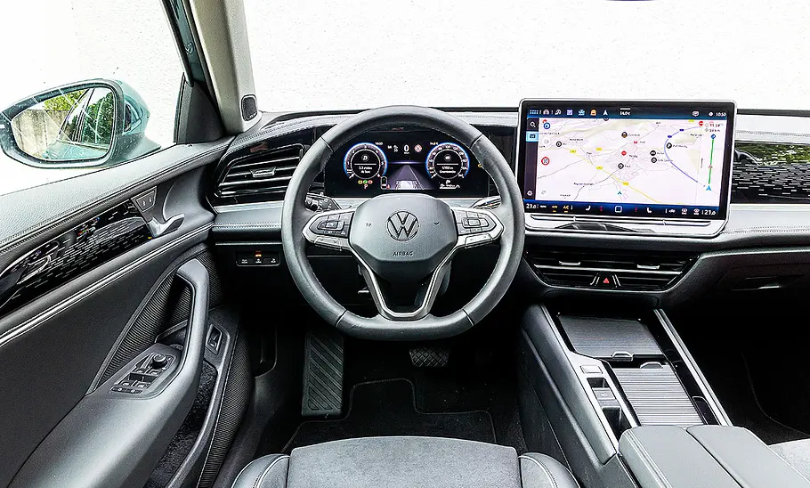 VW Passat Variant Blick in den Innenraum auf die Armaturen des VW Passat Variant.