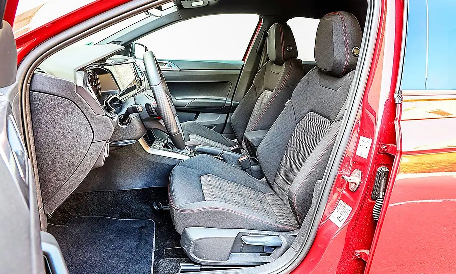 Blick auf die Vordersitze im Innenraum des VW Polo GTI.