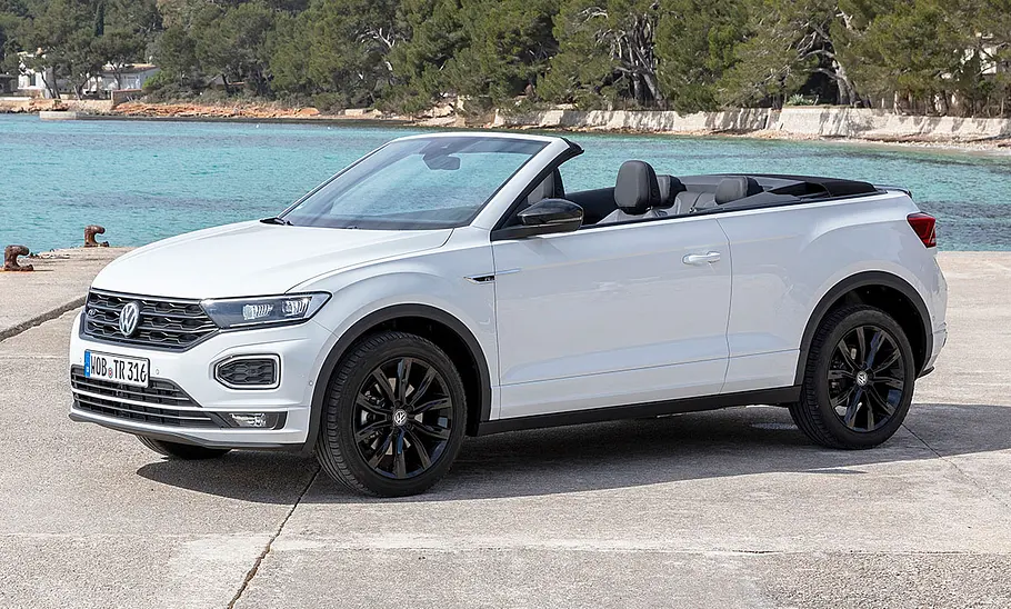 VW T-Roc Cabrio (2019) Das VW T-Roc Cabrio (2019) steht mit offenem Dach am Wasser, von vorne links fotografiert.