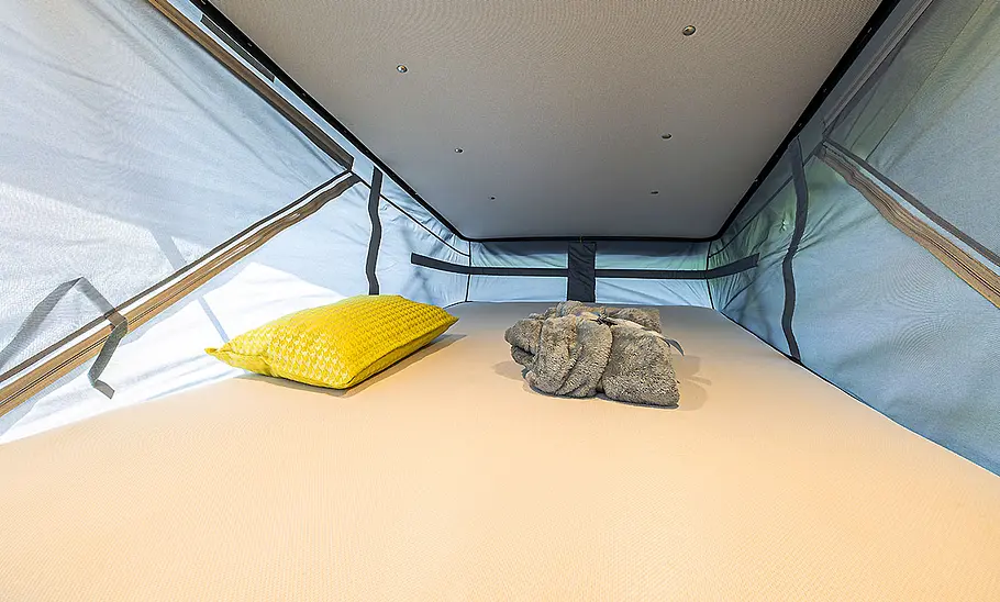 Das Bett im Aufstelldach des Weinsberg CaraBus 540 MQ (2025).