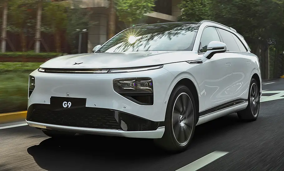 XPeng G9 (2024) Der XPeng G9 (2024) fahrend von schräg vorne fotografiert.