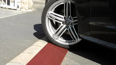 Mit der Bordsteinrampe die Reifen bei der Auffahrt schützen