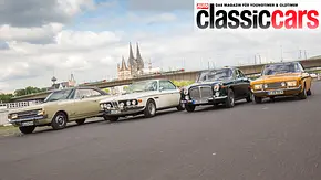 Die Autos Opel Commodore A Coupé, BMW 2800 CS, Rover P5B Coupé & Ford 20M RS Coupé fahren an einer Straße am Rhein entlang, fotografiert von vorne schräg. - Foto: Aleksander Perkovic