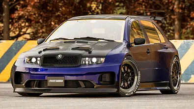 Der Skoda Fabia Widebody steht auf einem asphaltierten Platz und wurde von vorne schräg fotografiert. - Foto: Rostislav Prokop