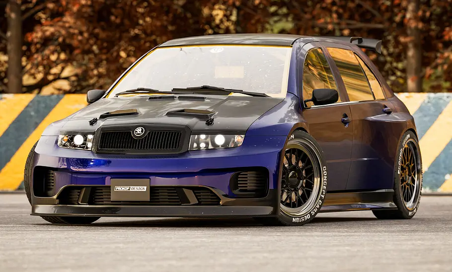 Skoda Fabia Widebody Der Skoda Fabia Widebody steht auf einem asphaltierten Platz und wurde von vorne schräg fotografiert.