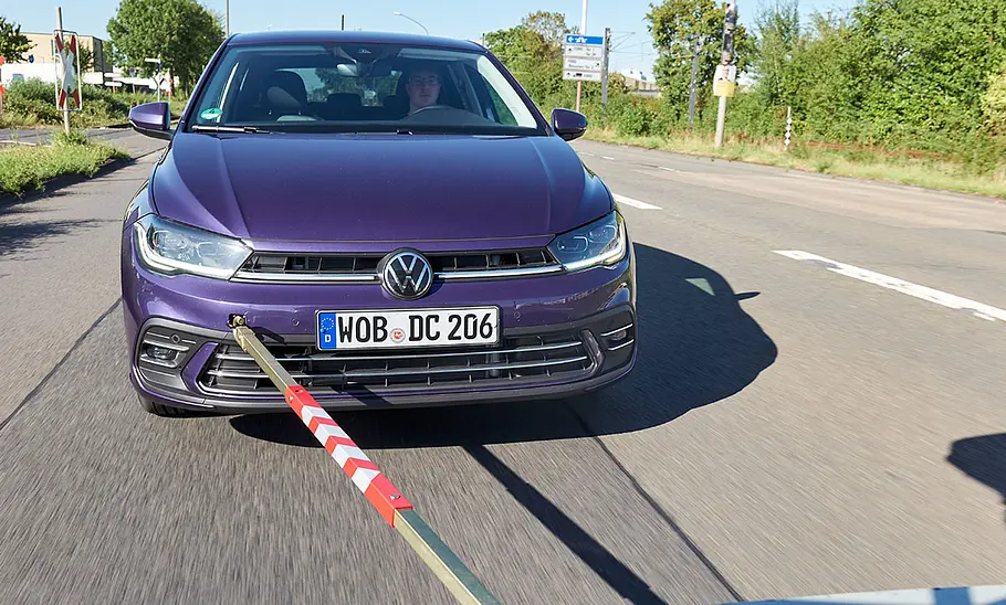 APA 29640 Abschleppstange im Test VW Polo beim Abschleppen mit einer Abschleppstange, fotografiert von vorne beim Fahren.