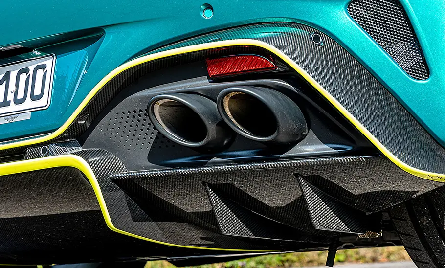 Zwei Auspuffendrohe des Aston Martin Vantage V8 in der Detailaufnahme.