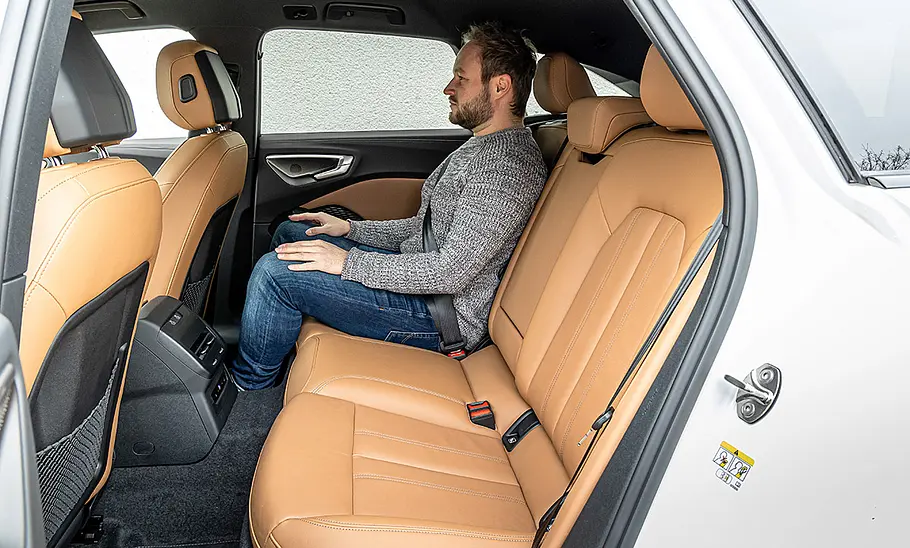 Eine Person sitzt auf der Rücksitzbank des Audi A5 Avant.