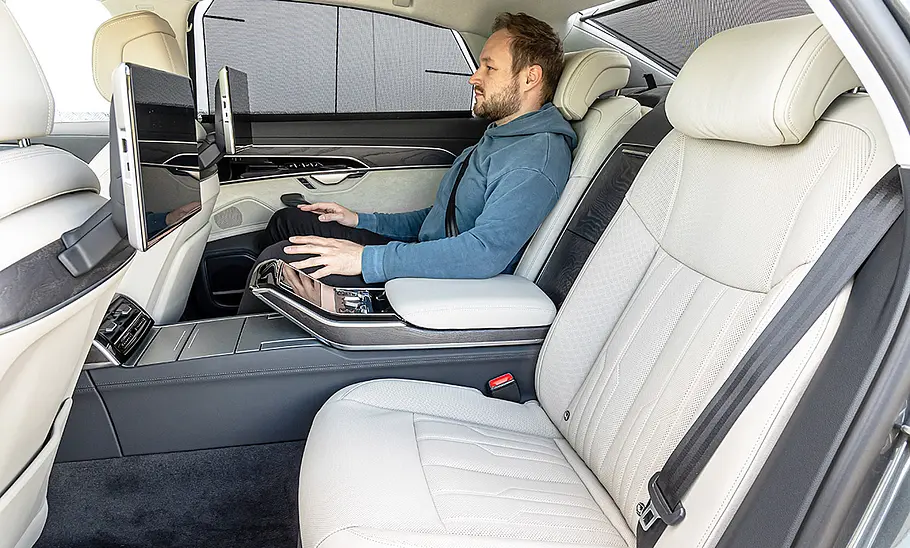 Audi A8 L; Rücksitzbank mit Person