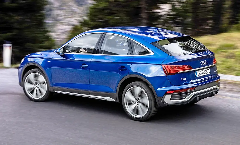 Der Audi Q5 Sportback (2020) fährt eine Straße entlang, von hinten links fotografiert.