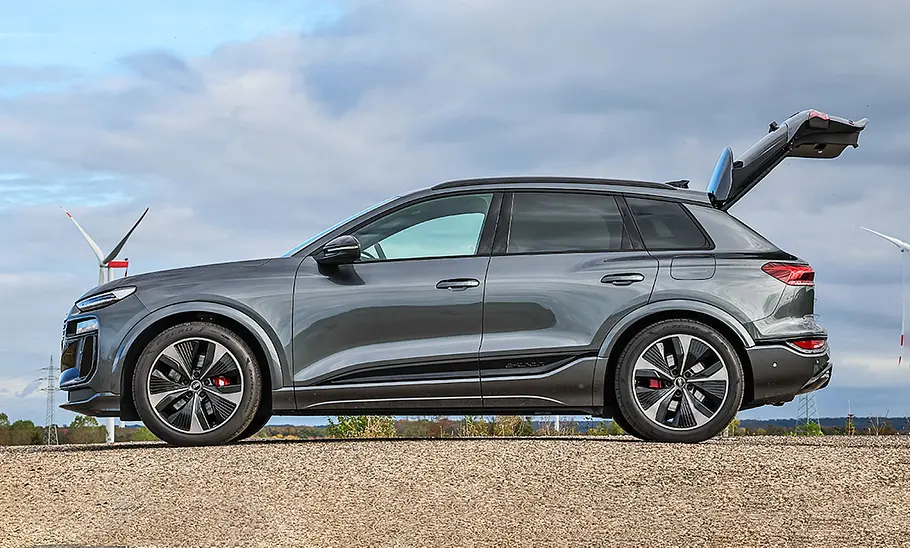 Audi SQ6 e-tron stehend, von der linken Seite fotografiert. Die Kofferraumklappe ist geöffnet.