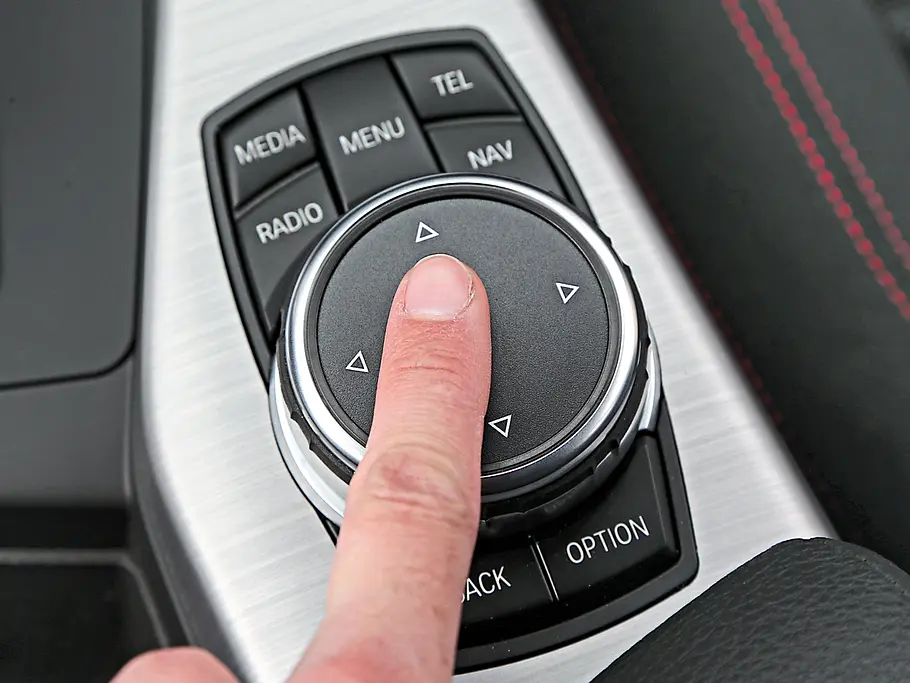 BMW 116d Kompakte Diesel Vergleichstest Innenraum Mittelkonsole iDrive