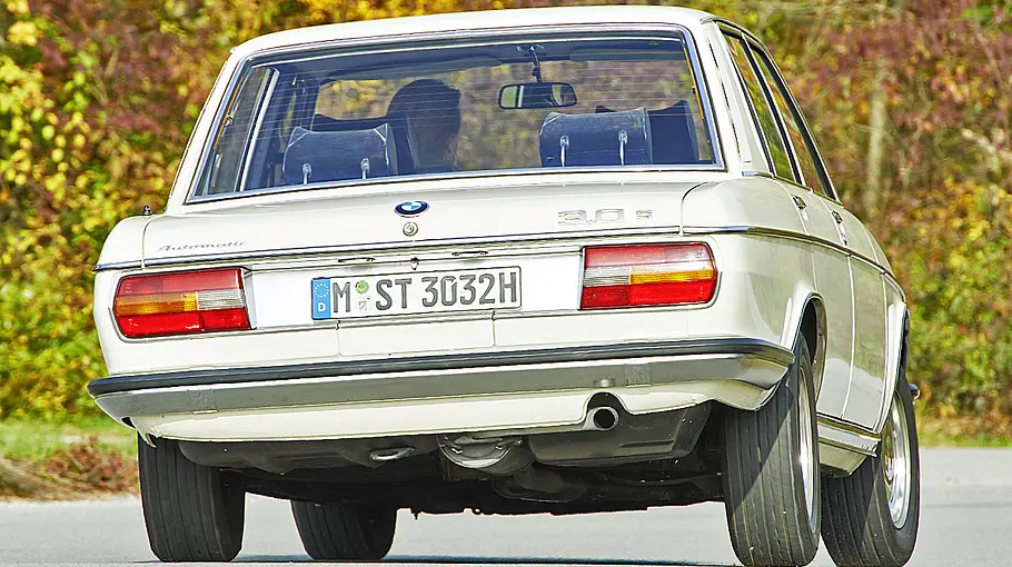 Der BMW 3.0 S fahrend von hinten