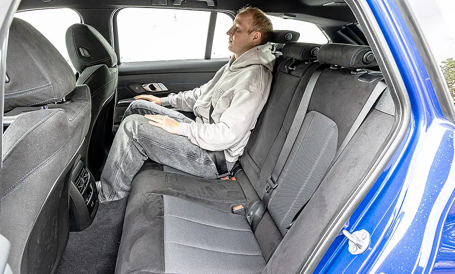 BMW 3er Touring Eine Person sitzt im Fond des BMW 3er Touring.