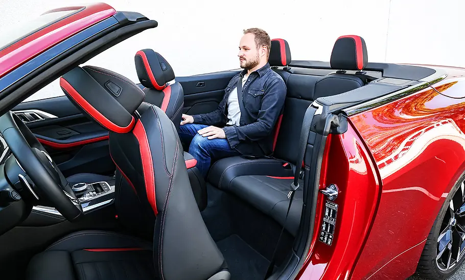 BMW 4er Cabrio; Innenraum; Innenansicht; Interieur; Cockpit; Lenkrad; Sitze; Rücksitze; Person auf Rücksitzbank