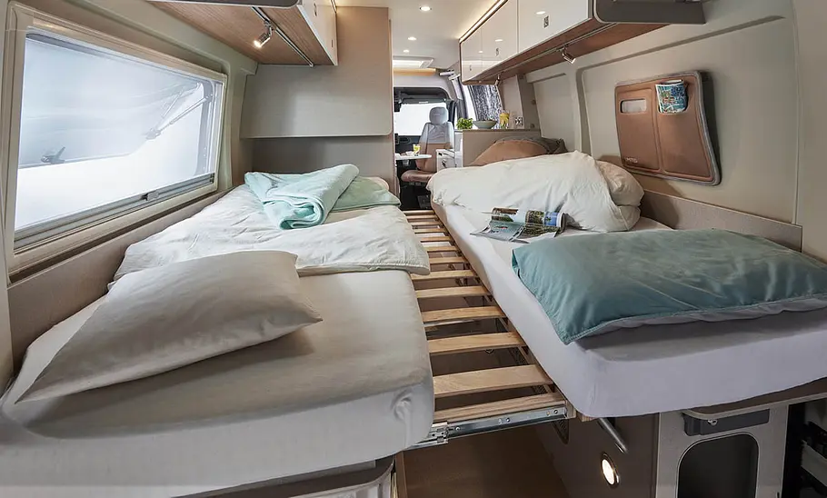 Bürstner Delfin C 621 (2022) Schlafzimmer mit extra Lattenrost