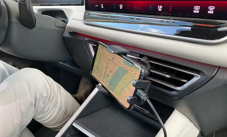 Cindro Handyhalterung Auto Cindro Handyhalterung Auto montiert von schräg vorne fotografiert.