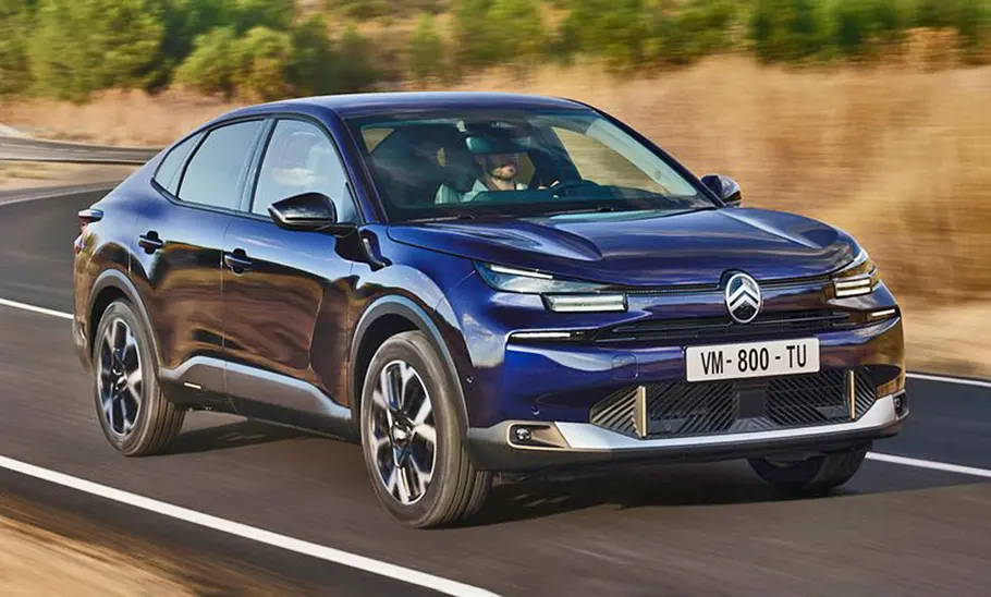 Citroën ë-C4 X Facelift (2025) Das Citroën ë-C4 X Facelift (2025) fahrend von vorne rechts.