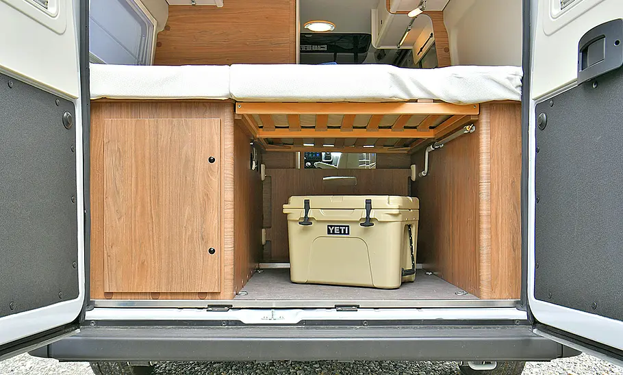 Das Bild zeigt die Heckgarage unter dem Heckbett des Corigon CV 60 D (2025).