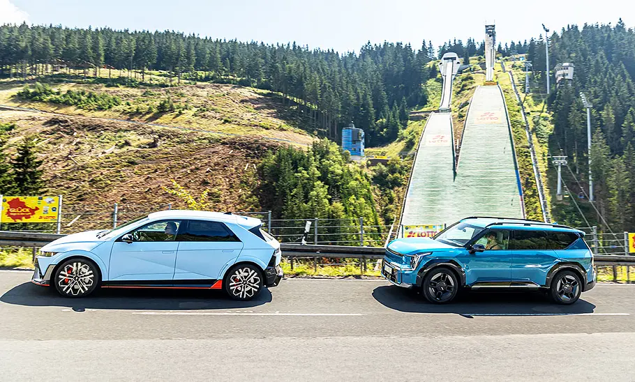 Der Hyundai Ioniq 5 N und der Kia EV9 vor den Skiflugschanzen in Oberhof.