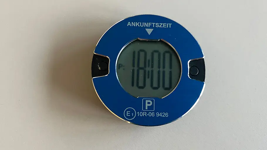Elektronische Parkscheibe Ooono Park, fotografiert von oben.