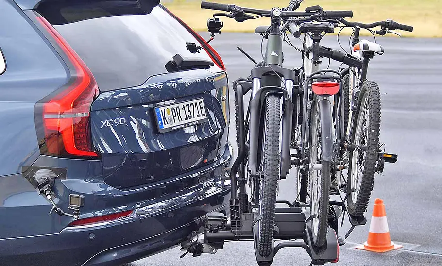 Thule-Fahrradträger für bis zu drei E-Bikes im Test Das Detailfoto zeigt drei Testfahrräder an einem seitlich verrutschten Fahradträger für die AHK.