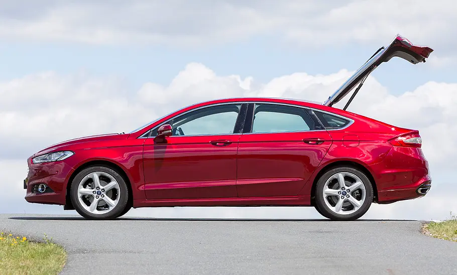 Ford Mondeo (2015) Der Ford Mondeo (2015) mit geöffneter Heckklappe, von links fotografiert.