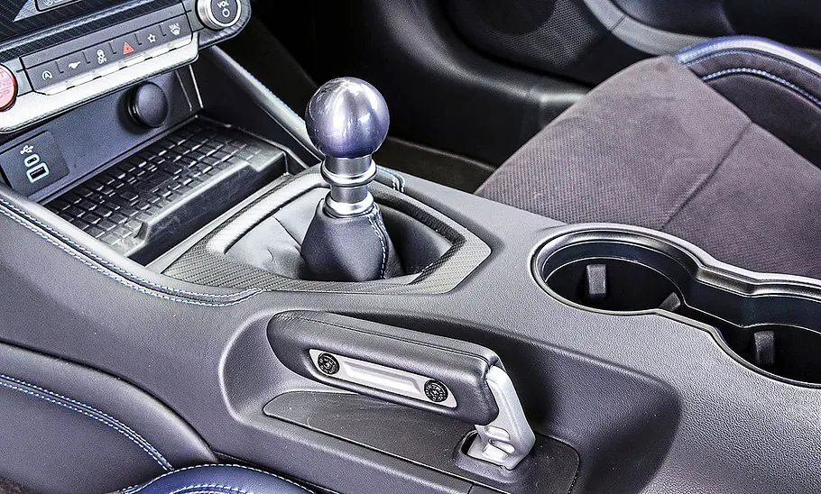 Blick auf die Schaltkulisse im Innenraum des Ford Mustang Dark Horse.