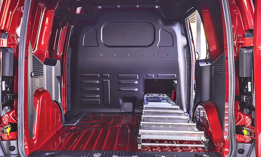 Im Laderaum des Ford Transit Courier (2024) liegt eine Leiter.